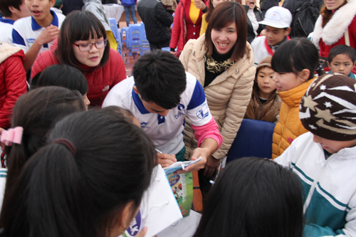 Xuân Bắc tặng sữa cho trẻ em đảo Cô Tô 8