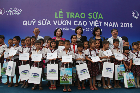 Vinamilk dành 83 tỷ đồng trao sữa cho trẻ em nghèo 1