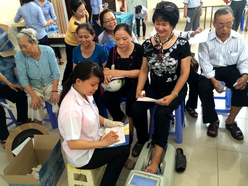 Vinamilk chăm sóc sức khỏe cho người cao tuổi ở TP.HCM 4