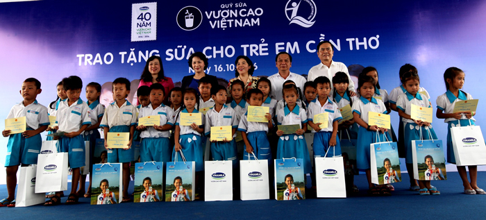 Quỹ sữa Vươn cao Việt Nam và Vinamilk tiếp tục trao tặng sữa cho trẻ em tại Cần Thơ 1