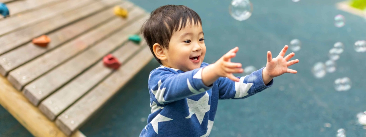 Bé vui chơi ngoài trời
