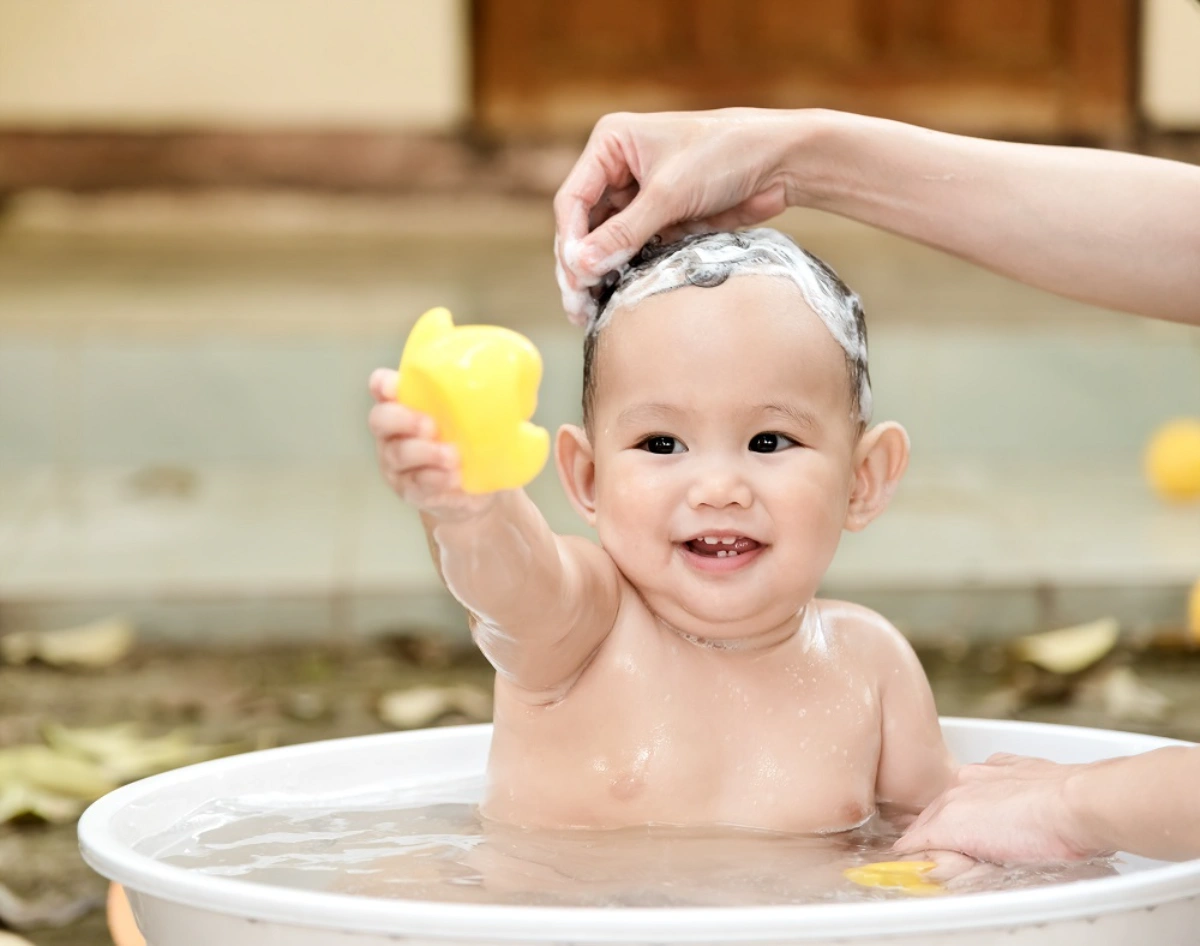 Bé đang tắm