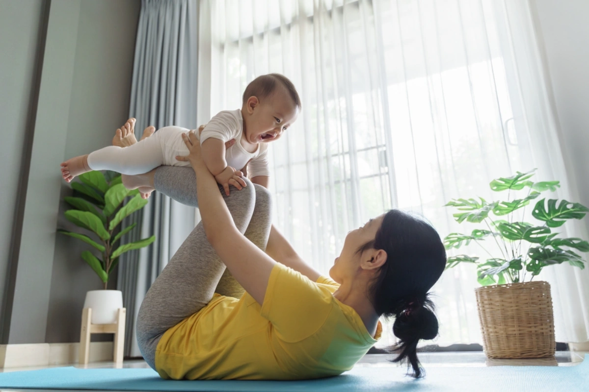 Mẹ và bé đang vui chơi với nhau