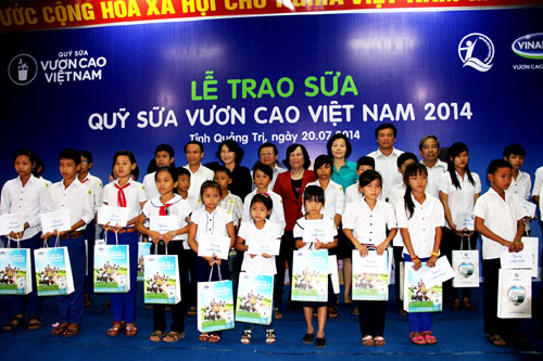 Quỹ sữa “Vươn cao Việt Nam” đến với trẻ em Quảng Trị 3