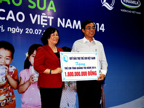 Quỹ sữa “Vươn cao Việt Nam” đến với trẻ em Quảng Trị 7
