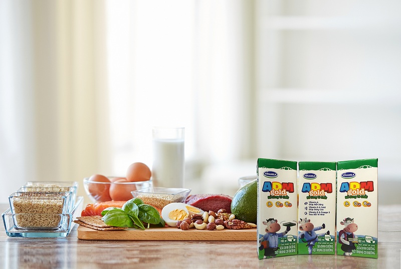 Bổ sung Omega 3 và Vitamin qua việc uống sữa, giúp trẻ phát triển trí não, trau dồi trí nhớ 2