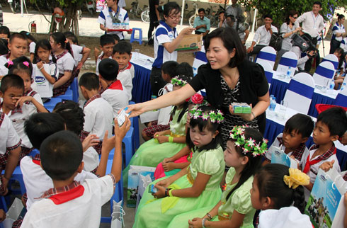 Vinamilk dành 83 tỷ đồng trao sữa cho trẻ em nghèo 2