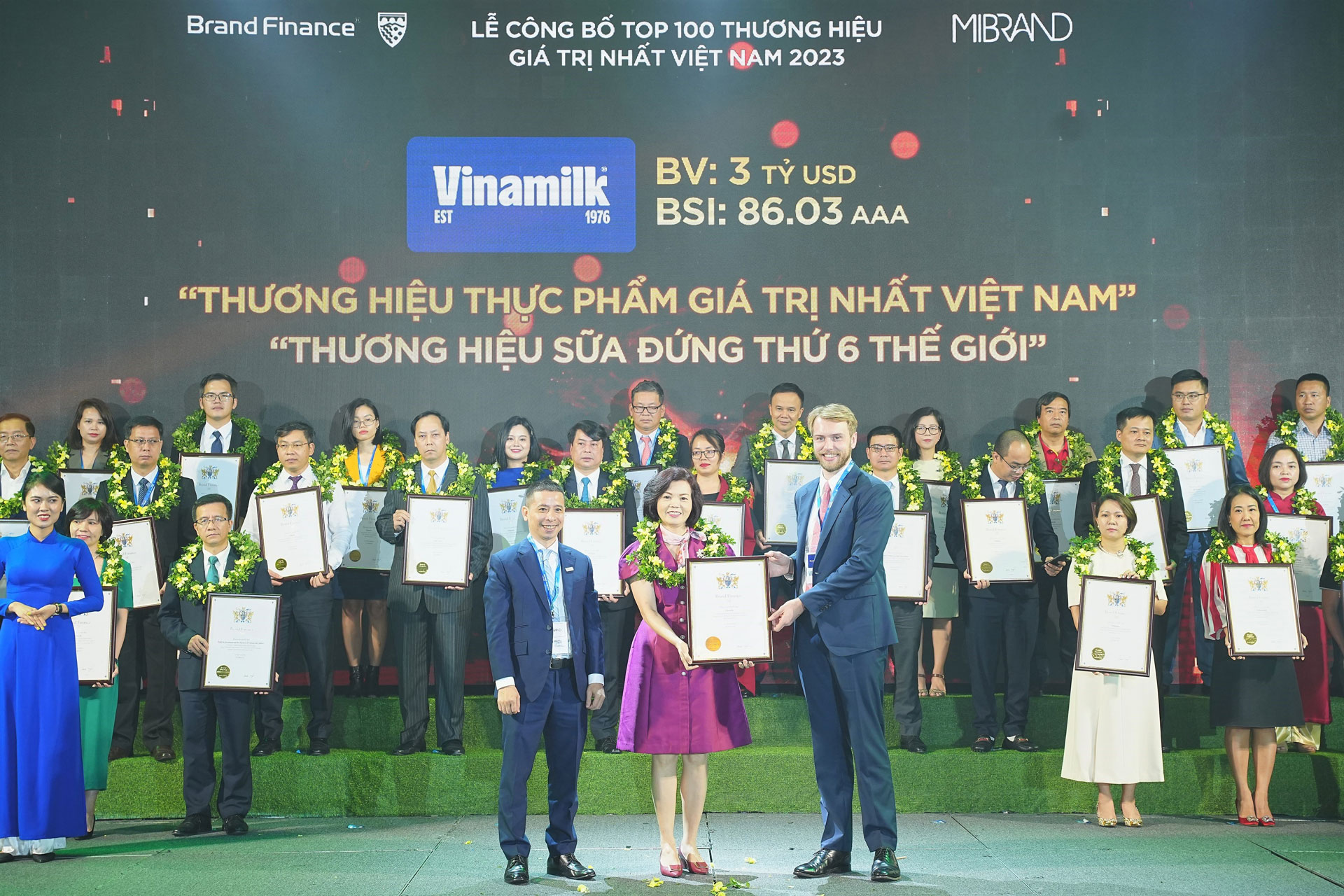 HƠN MỘT THẬP NIÊN, VINAMILK GIỮ VỮNG NGÔI VỊ TRONG CÁC BẢNG XẾP HẠNG DOANH NGHIỆP NIÊM YẾT HÀNG ĐẦU 4