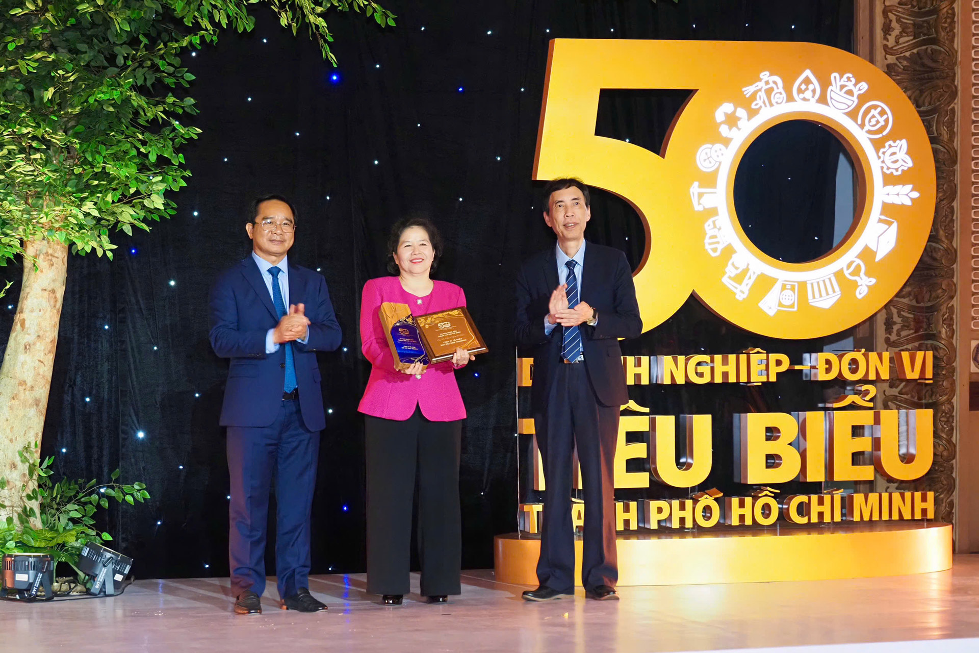 ba-mai-kieu-lien-dai-dien-vinamilk-don-nhan-cup-vinh-danh-top-50-doanh-nghiep-don-vi-tieu-bieu-cua-tphcm-tu-lanh-dao-thanh-pho.jpg
