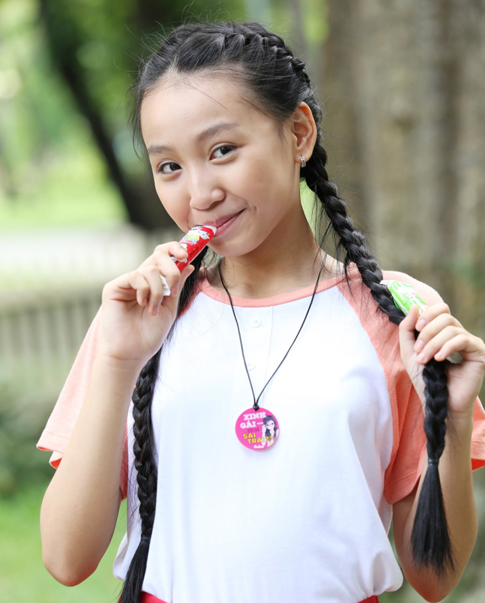 Zoom cận cảnh dây đeo đa năng đang làm mưa làm gió trên những chiếc cặp của giới học trò 1