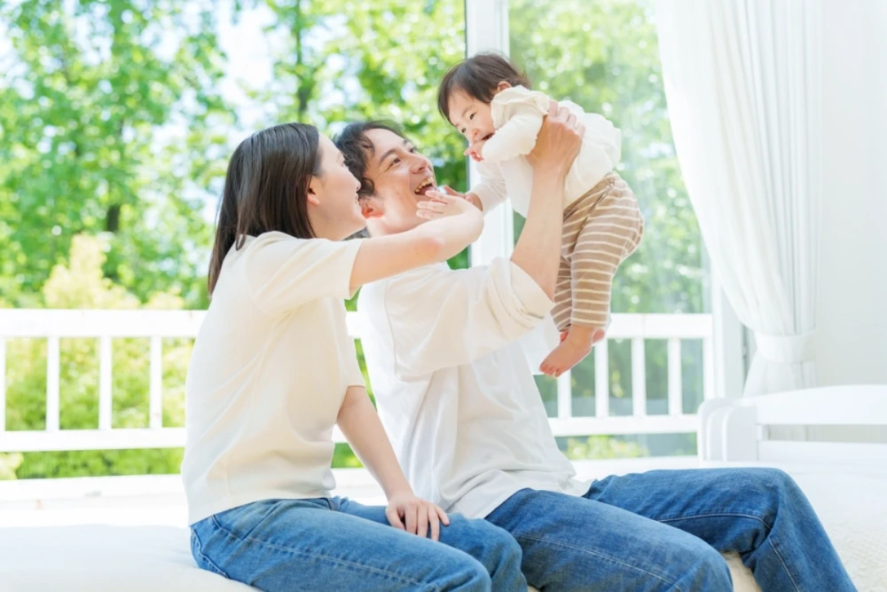 Bố mẹ đùa giỡn với bé