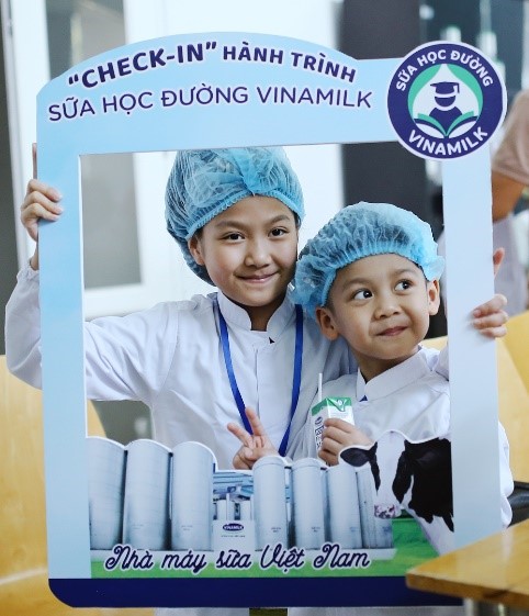 Siêu nhà máy đón những vị khách sữa học đường nhí 1