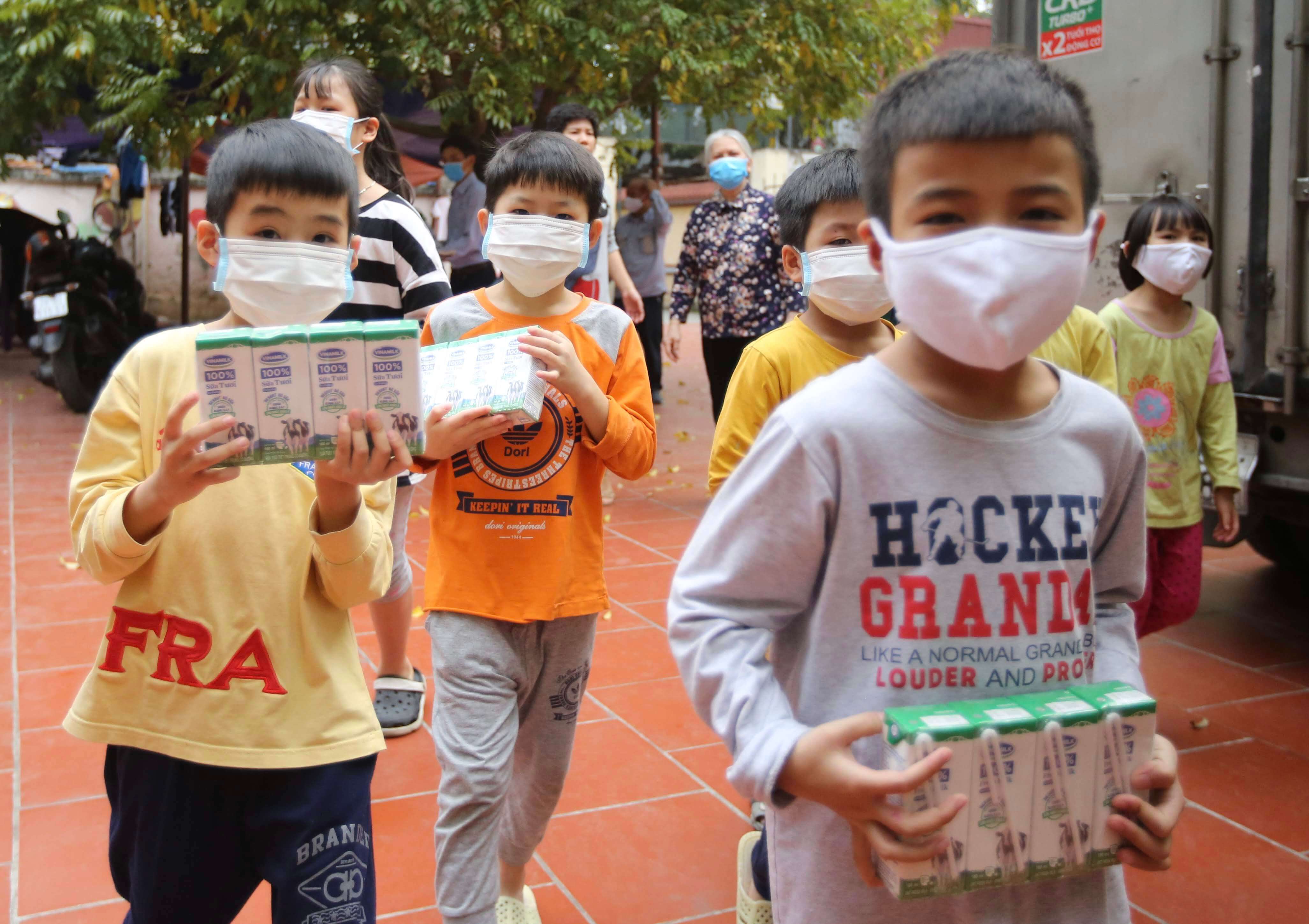 Vinamilk Quỹ sữa VCVN tặng 1,7 triệu ly sữa cho trẻ em khó khăn trên cả nước trong đại dịch Covid 5