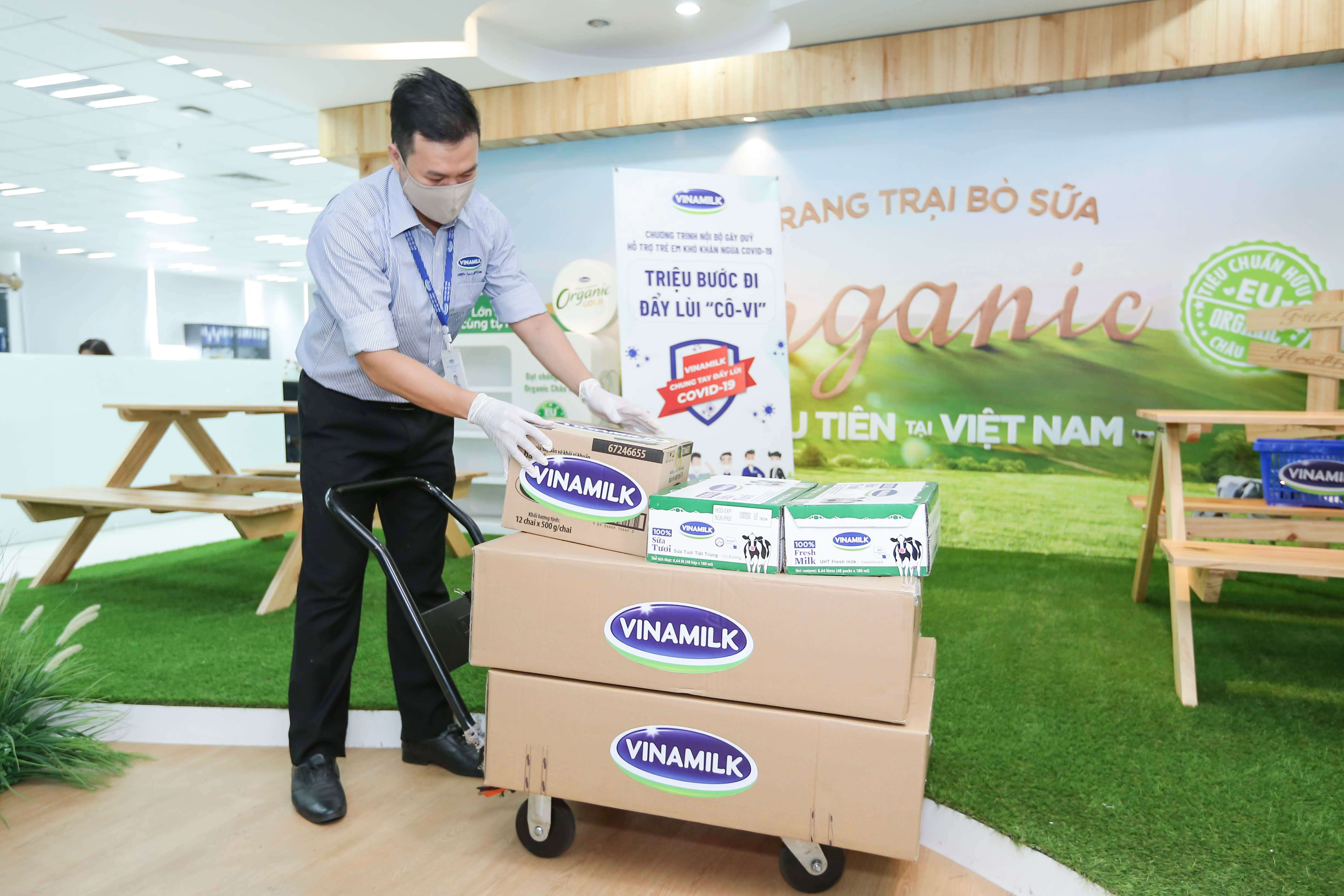 Tập thể nhân viên công ty Vinamilk góp sức để chăm sóc và bảo vệ trẻ em khó khăn trước đại dịch covid-19 2