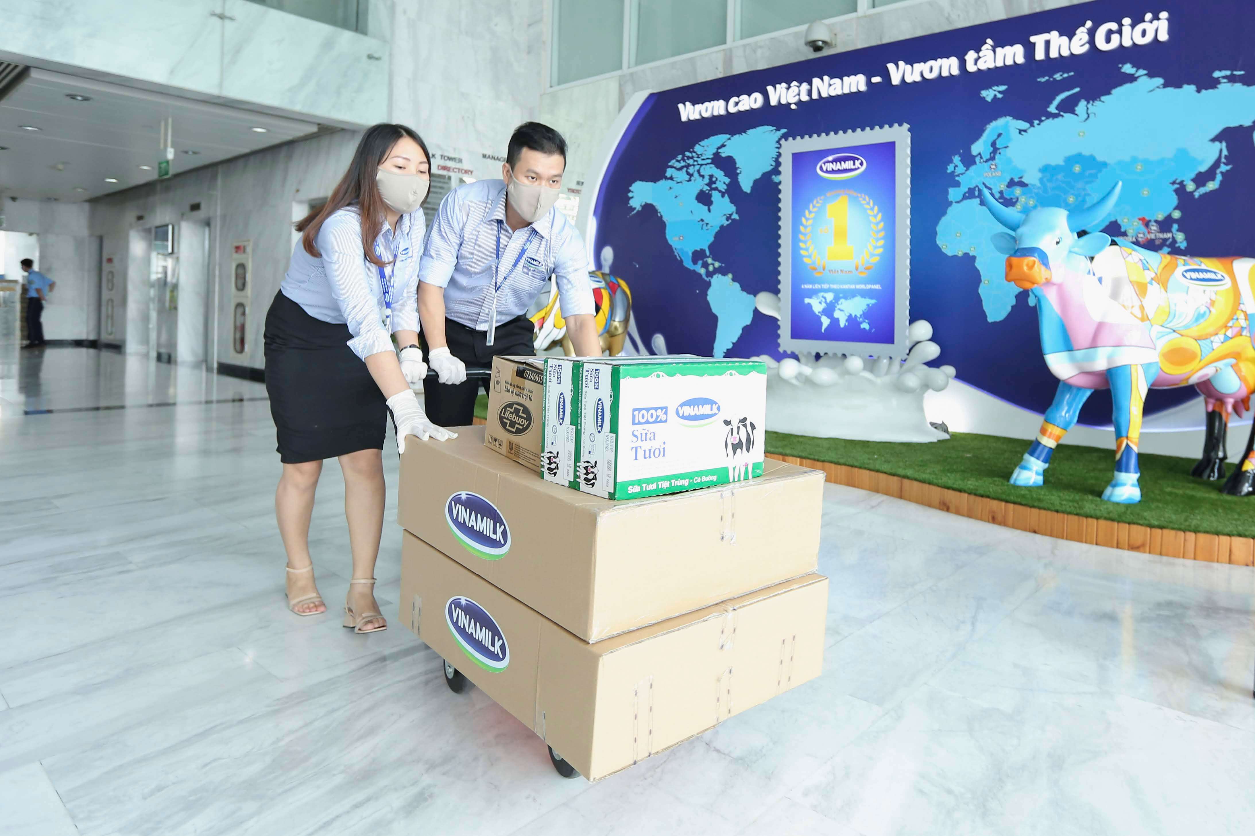 Tập thể nhân viên công ty Vinamilk góp sức để chăm sóc và bảo vệ trẻ em khó khăn trước đại dịch covid-19 3