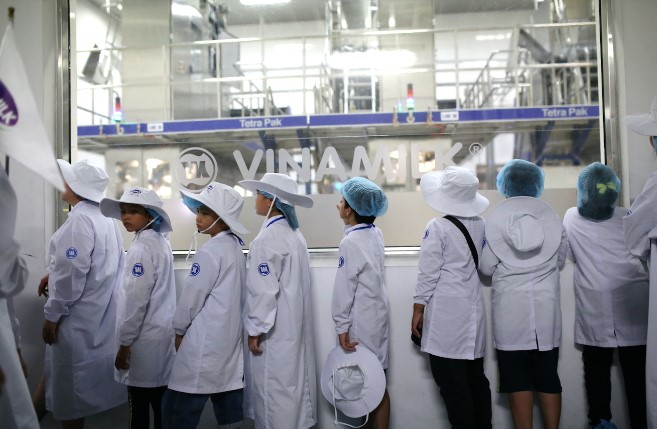 Siêu nhà máy đón những vị khách sữa học đường nhí 5