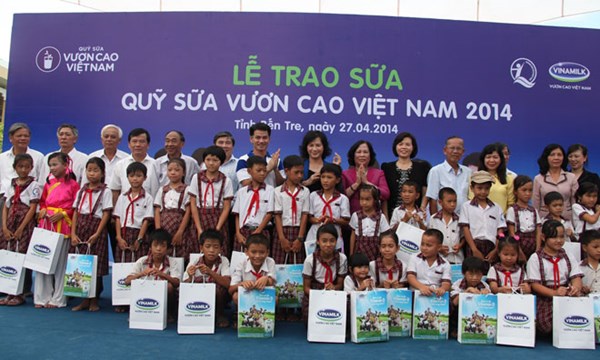 Vinamilk trao gần 77.000 ly sữa của quỹ sữa