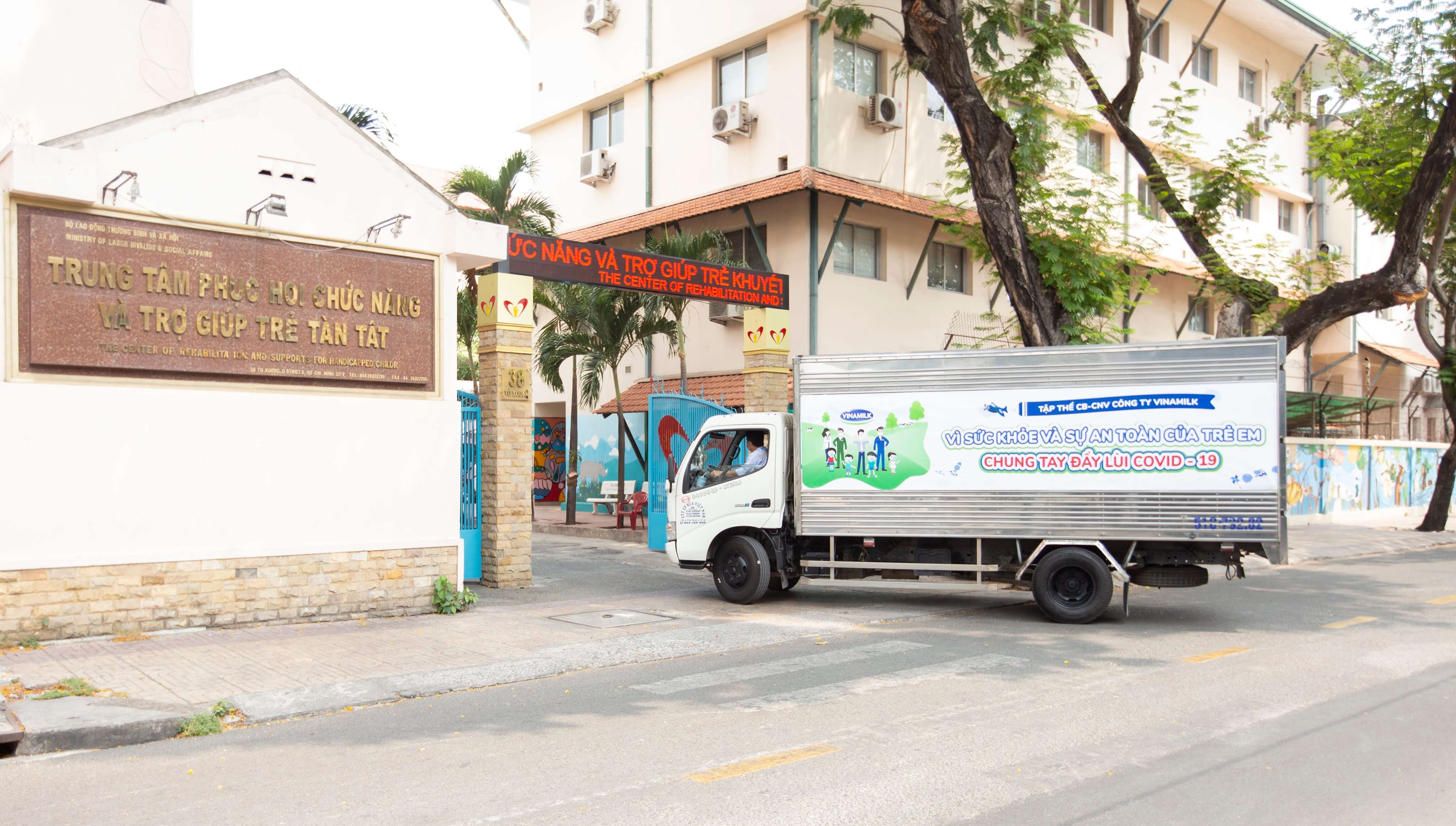 Tập thể nhân viên công ty Vinamilk góp sức để chăm sóc và bảo vệ trẻ em khó khăn trước đại dịch covid-19 8