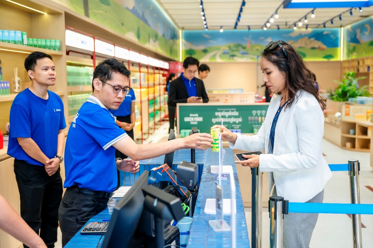 Khách hàng đến tham quan và mua sắm