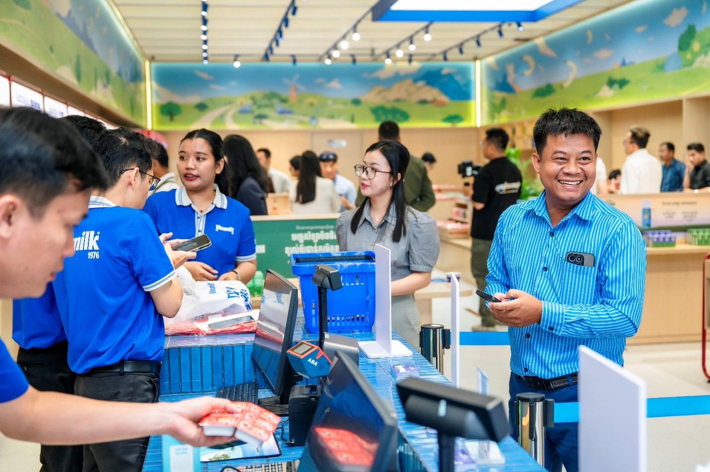 Khách hàng đến tham quan và mua sắm