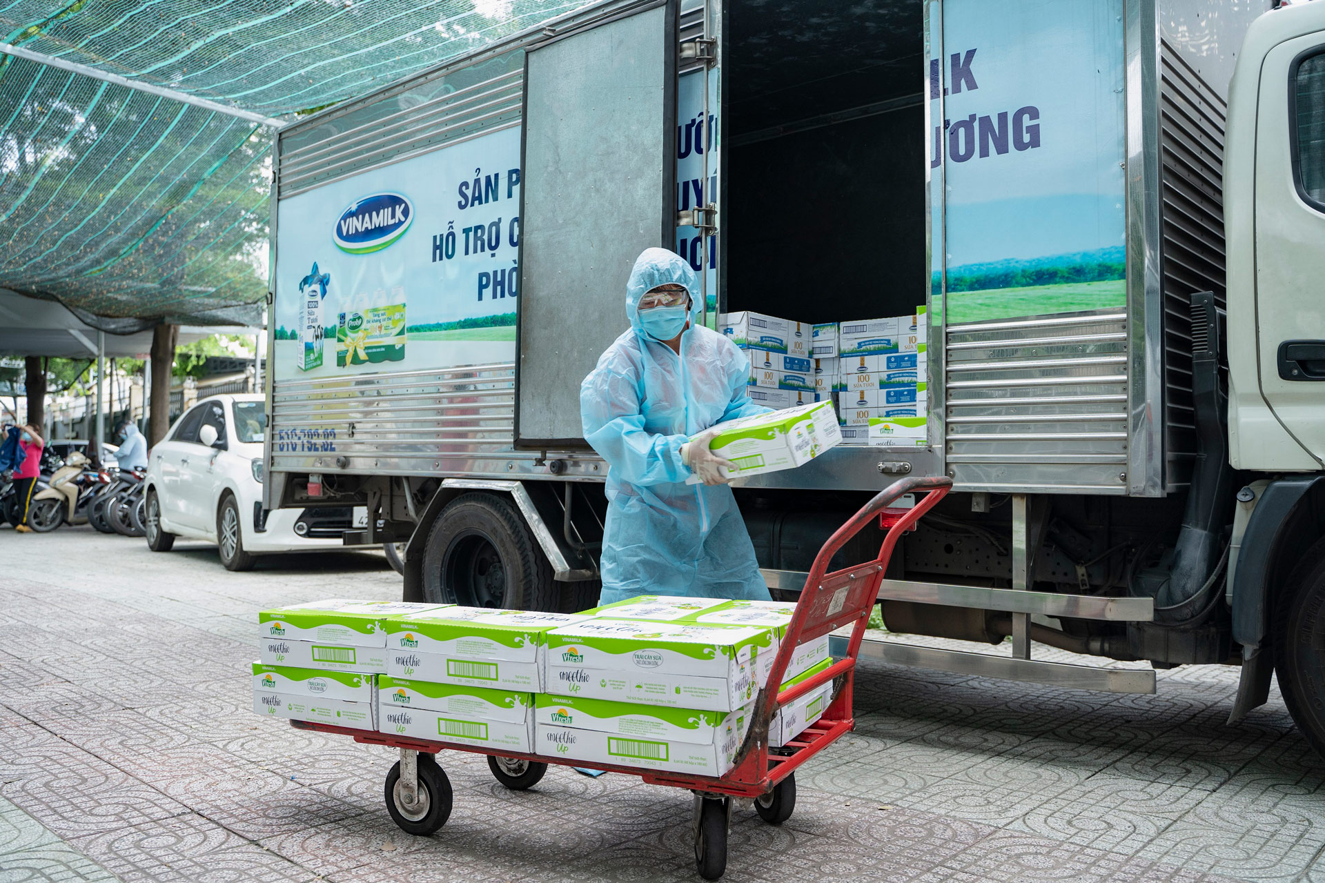 Vinamilk hỗ trợ 48.000 sản phẩm cho tổ công tác lấy mẫu, xét nghiệm của Tp.HCM trong đợt dịch cao điểm 1