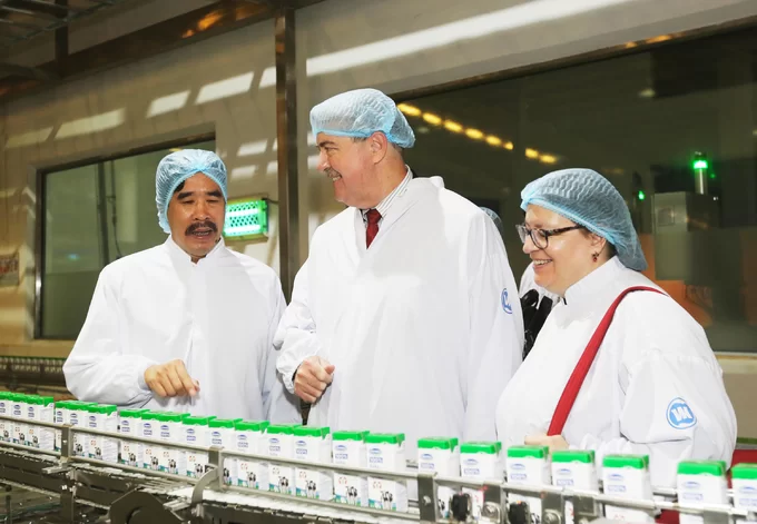 Thứ trưởng Nông nghiệp Mỹ thăm siêu nhà máy sữa Vinamilk 13