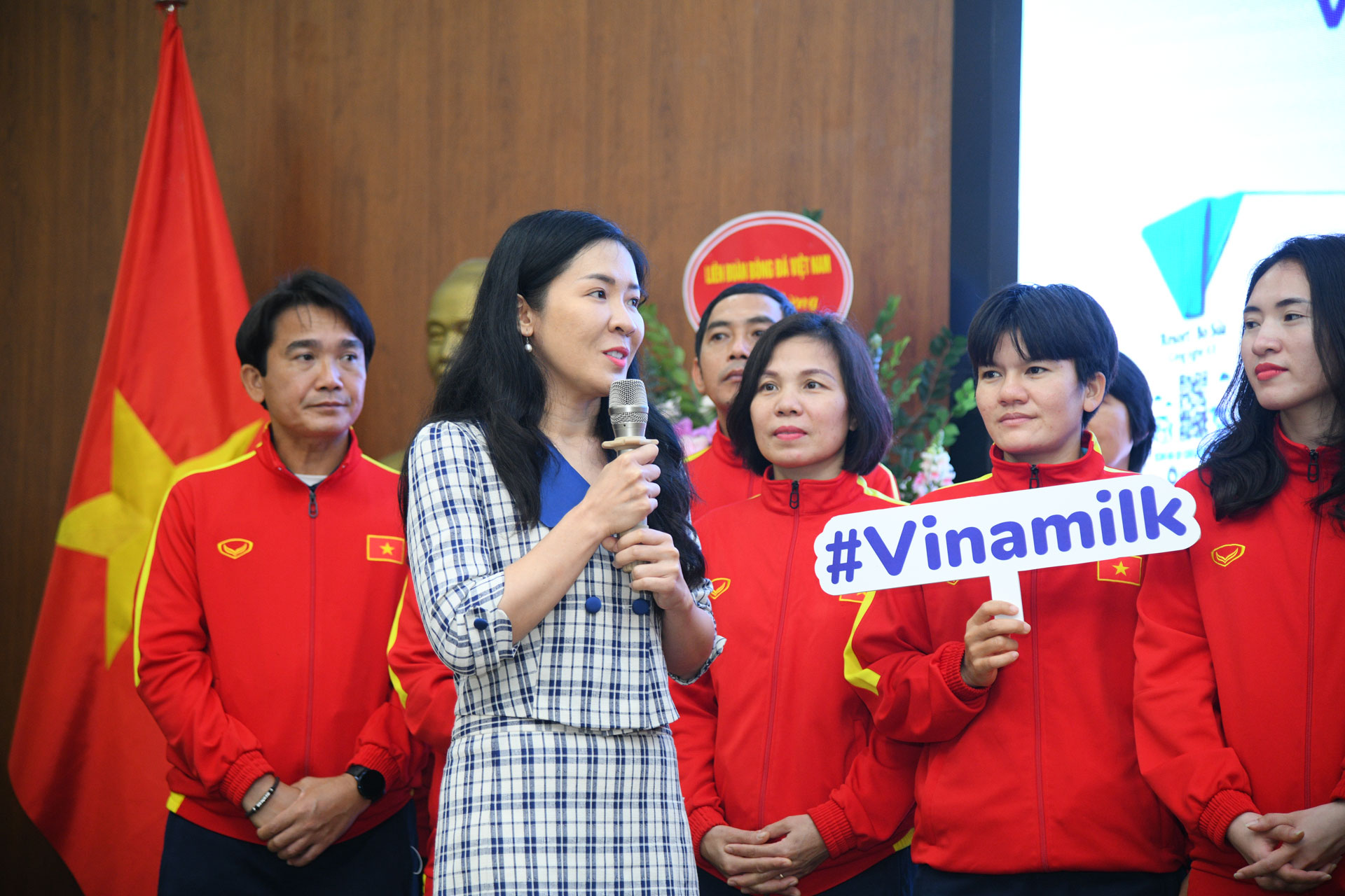 Vinamilk trao thưởng 500 triệu tiền mặt và 2 năm sử dụng sản phẩm để chúc mừng thành tích đội tuyển bóng đá nữ quốc gia 3