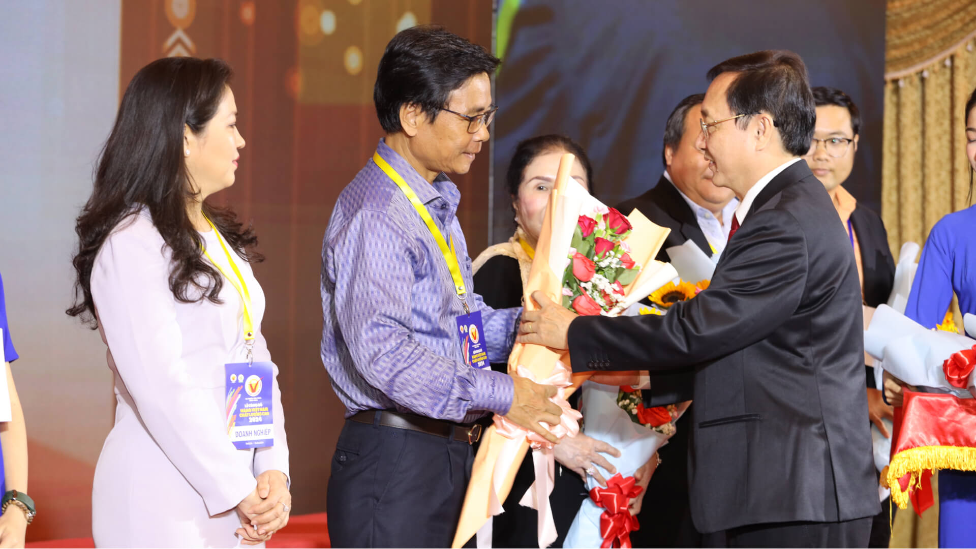 VINAMILK 28 NĂM LIÊN TIẾP GIỮ DANH HIỆU HÀNG VIỆT NAM CHẤT LƯỢNG CAO 2