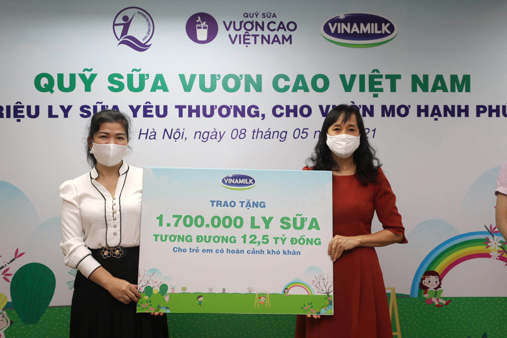 1,7 triệu hộp sữa sẽ được Vinamilk sẽ gửi đến trẻ em khó khăn qua quỹ sữa vươn cao Việt Nam 1