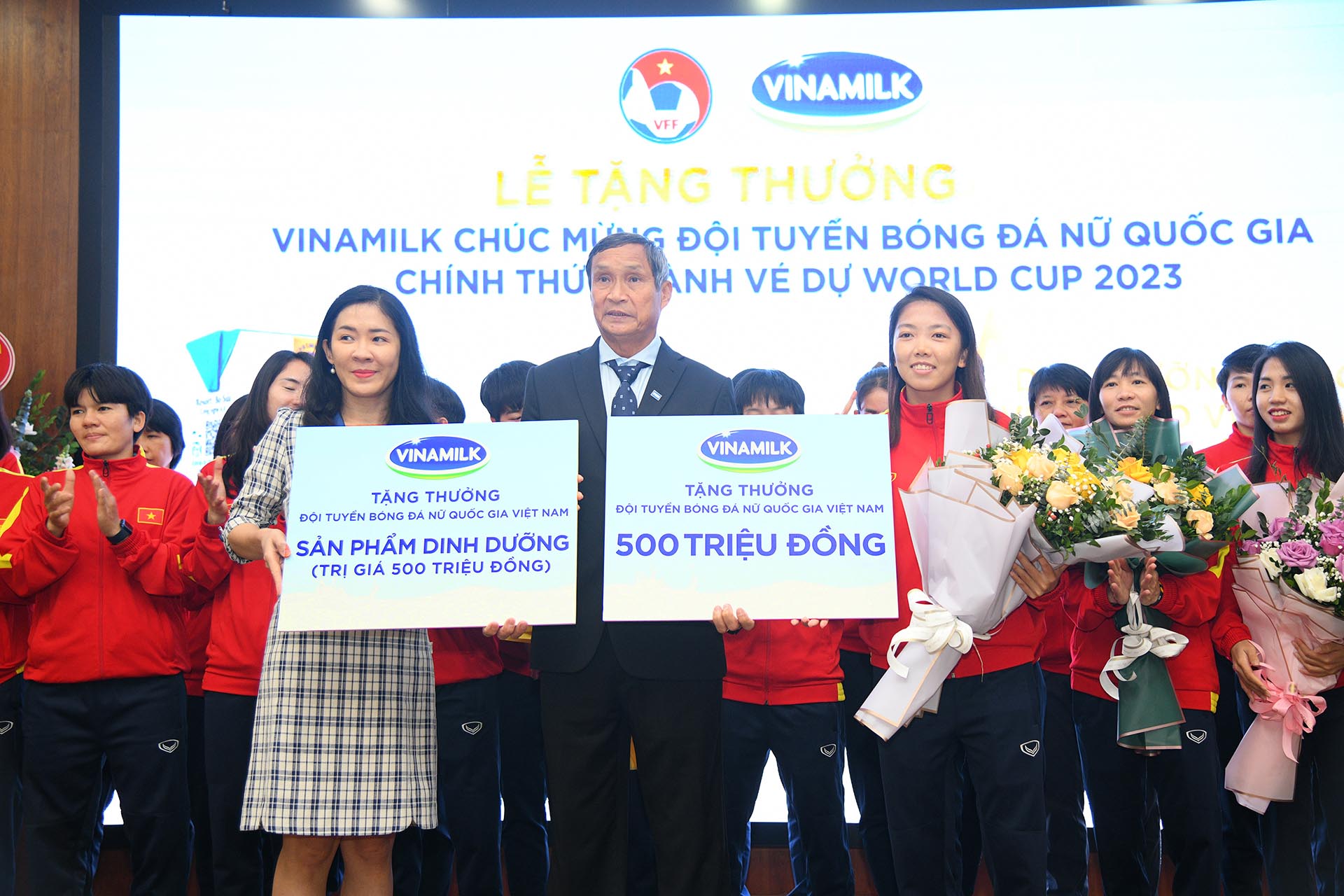 Vinamilk trao thưởng 500 triệu tiền mặt và 2 năm sử dụng sản phẩm để chúc mừng thành tích đội tuyển bóng đá nữ quốc gia 1