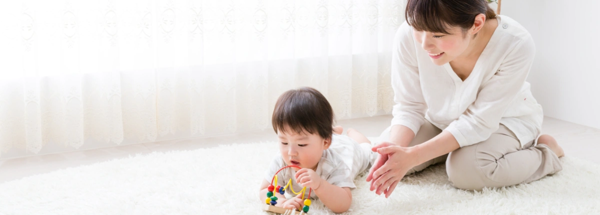 Mẹ và bé vui chơi