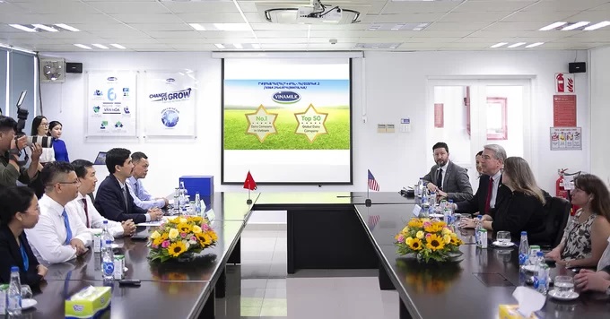 Thứ trưởng Nông nghiệp Mỹ thăm siêu nhà máy sữa Vinamilk 1