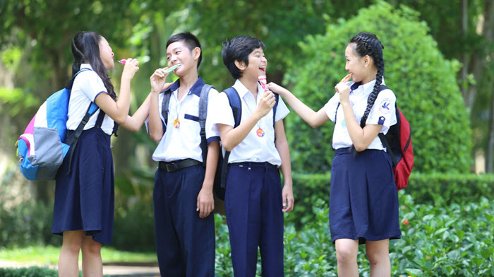 Zoom cận cảnh dây đeo đa năng đang làm mưa làm gió trên những chiếc cặp của giới học trò 5