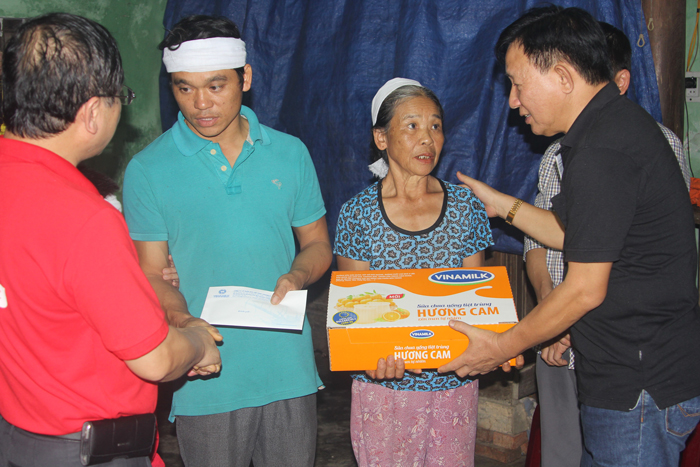 Vinamilk trực tiếp đi cứu trợ người dân vùng lũ Hà Tĩnh, Quảng Bình và ủng hộ 2 tỷ đồng tiền mặt 6