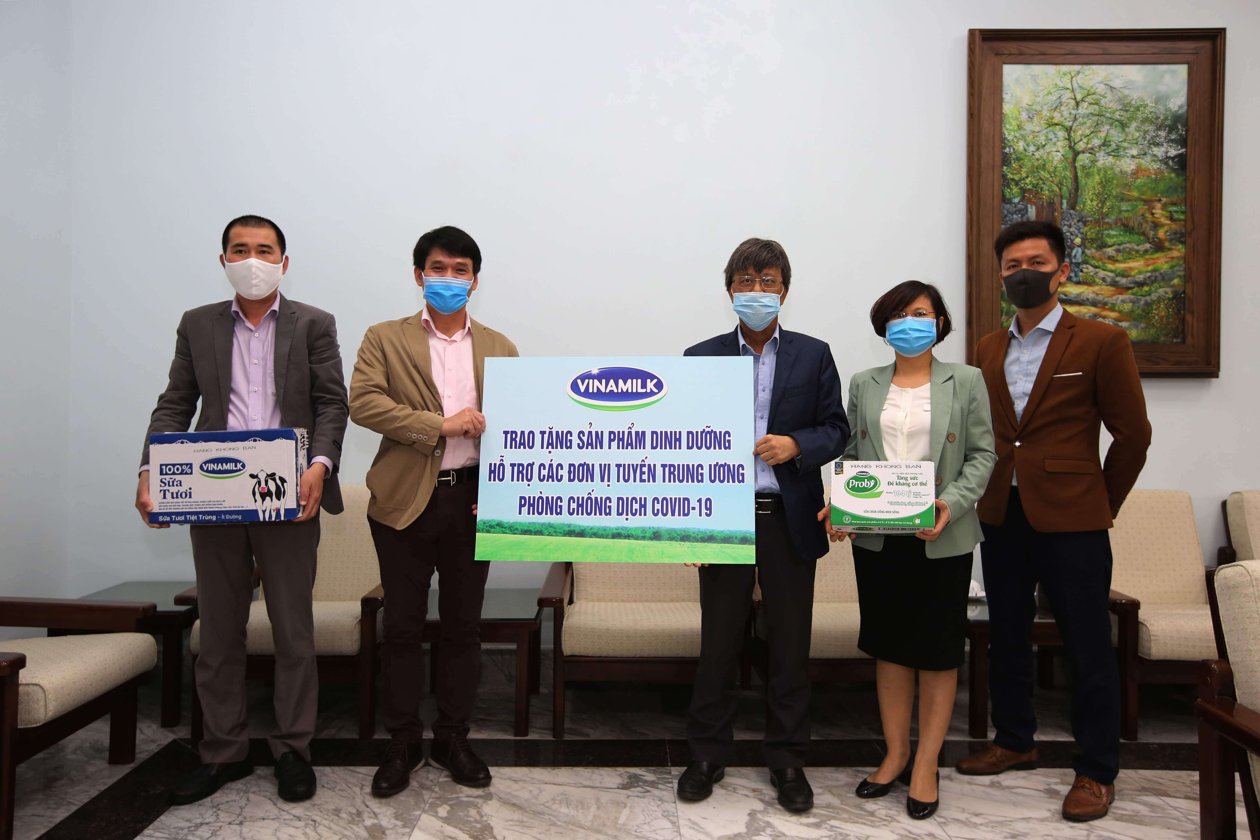 Vinamilk ủng hộ gần 15 tỷ đồng để tiếp sức cho các đơn vị tuyến đầu trên cả nước chống dịch 1