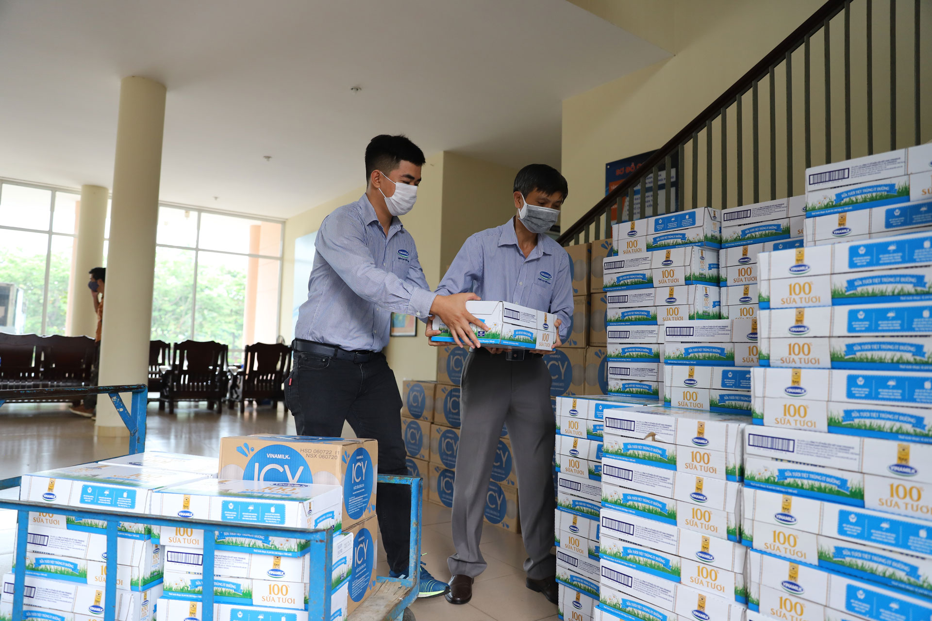 Vinamilk ủng hộ hàng trăm ngàn sản phẩm dinh dưỡng cho 3 địa phương miền trung đang là “điểm nóng” COVID-19 1