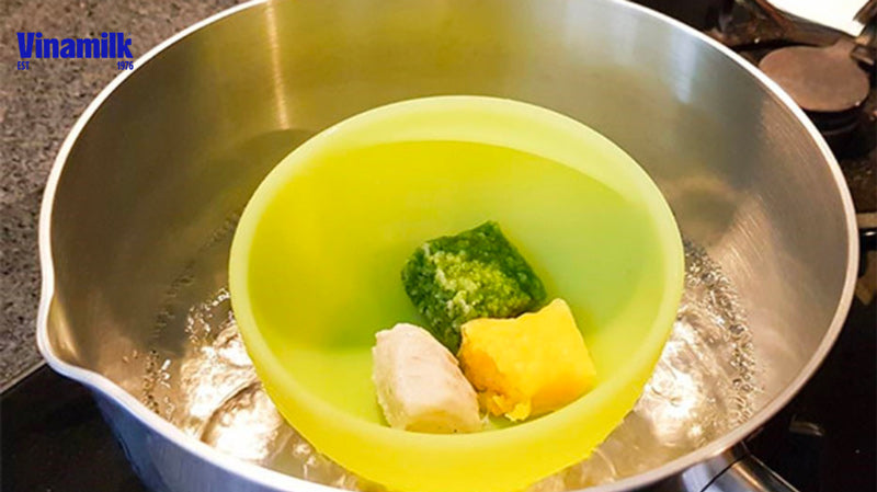 Đun cách thủy rã đông thức ăn dặm