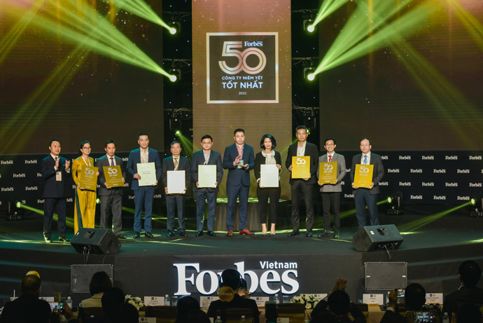VINAMILK –  10 năm liền góp mặt trong TOP 50 doanh nghiệp niêm yết tốt nhất của Forbes Việt Nam 3