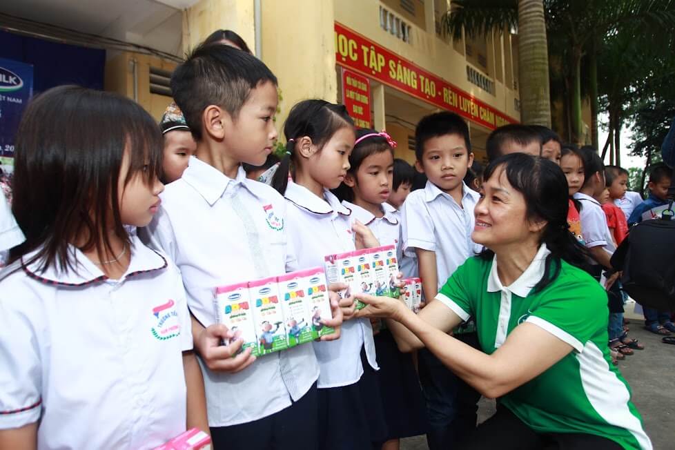 Vinamilk chia sẻ khó khăn với các hộ nghèo bị ảnh hưởng do lũ tại Hà Nội 2