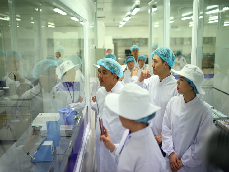 Siêu nhà máy đón những vị khách sữa học đường nhí 8