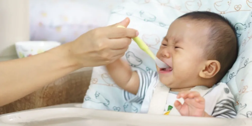 Trẻ khóc nhè khi ăn