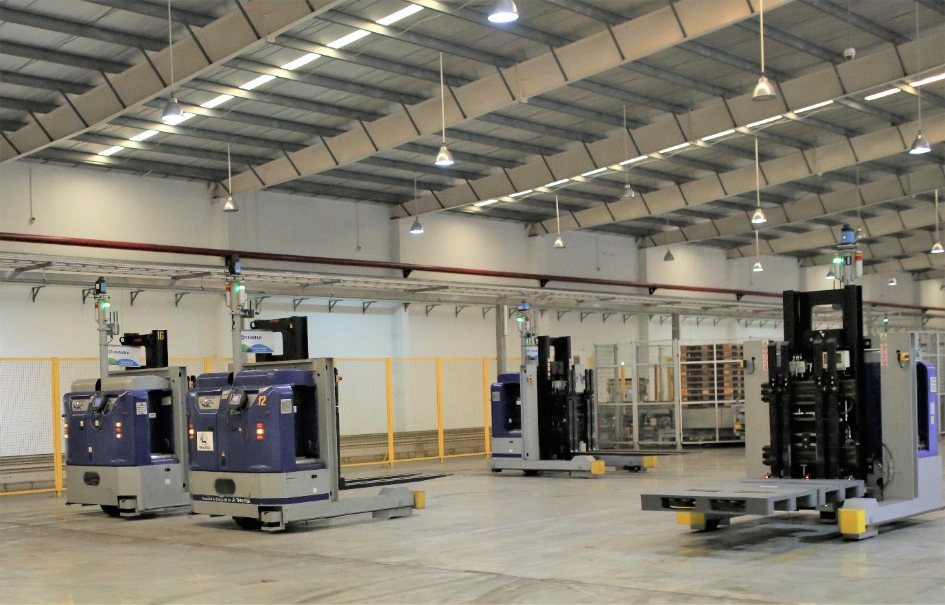 Siêu nhà máy đón những vị khách sữa học đường nhí 7