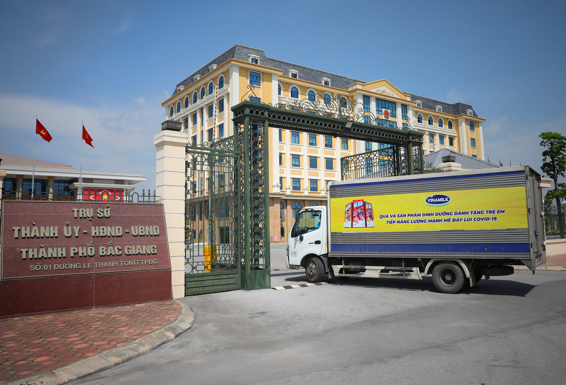 Vinamilk tặng 3.000 phần quà 1/6 và sữa trái cây hero cho trẻ em tại các khu cách ly tập trung 3