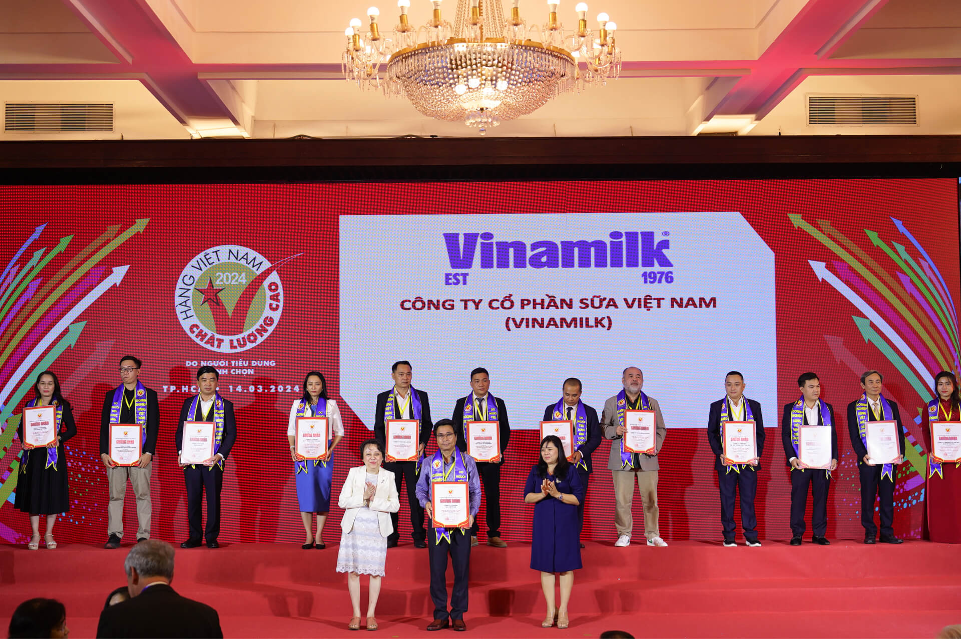 VINAMILK 28 NĂM LIÊN TIẾP GIỮ DANH HIỆU HÀNG VIỆT NAM CHẤT LƯỢNG CAO 1