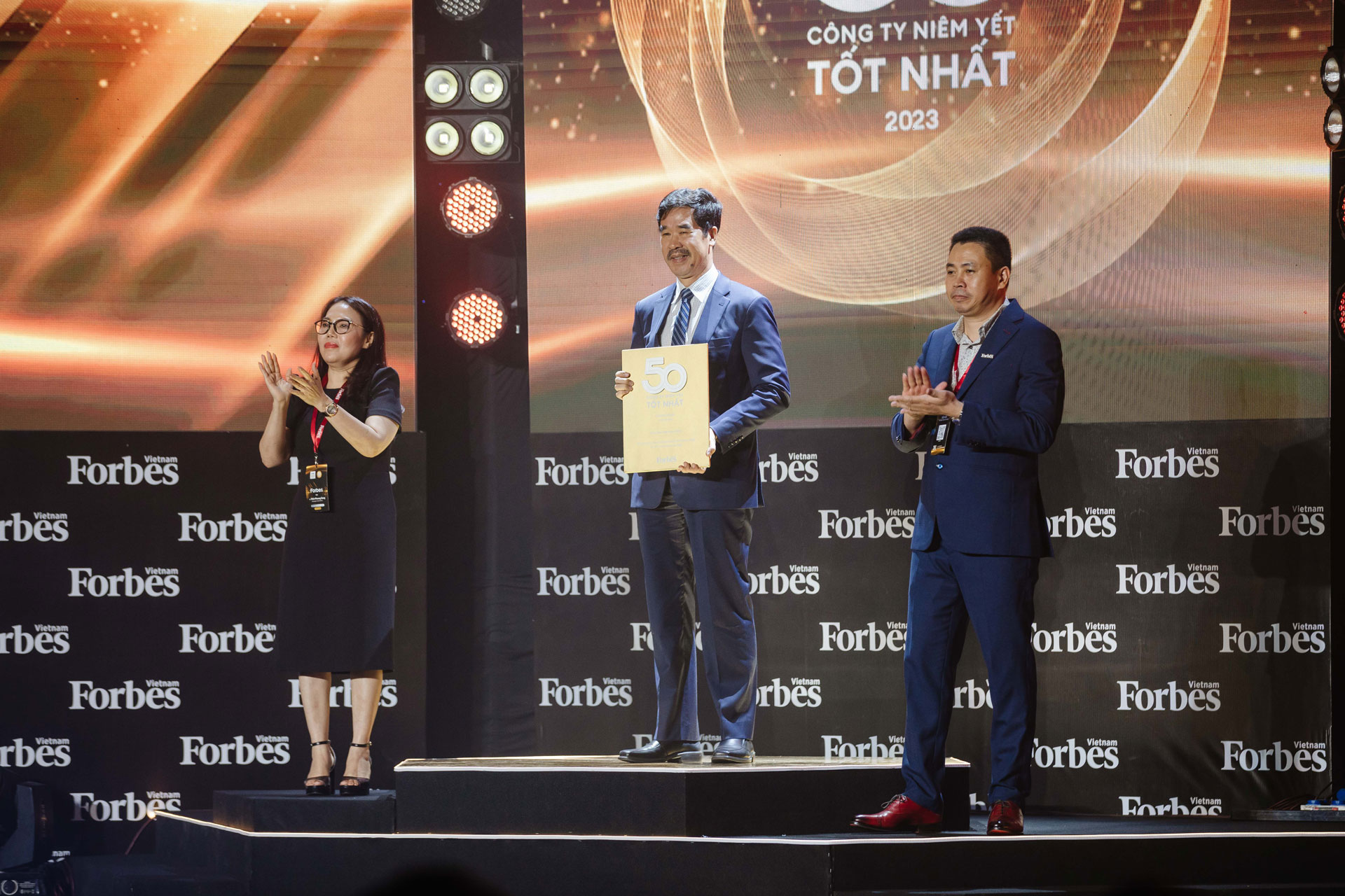 HƠN MỘT THẬP NIÊN, VINAMILK GIỮ VỮNG NGÔI VỊ TRONG CÁC BẢNG XẾP HẠNG DOANH NGHIỆP NIÊM YẾT HÀNG ĐẦU 2