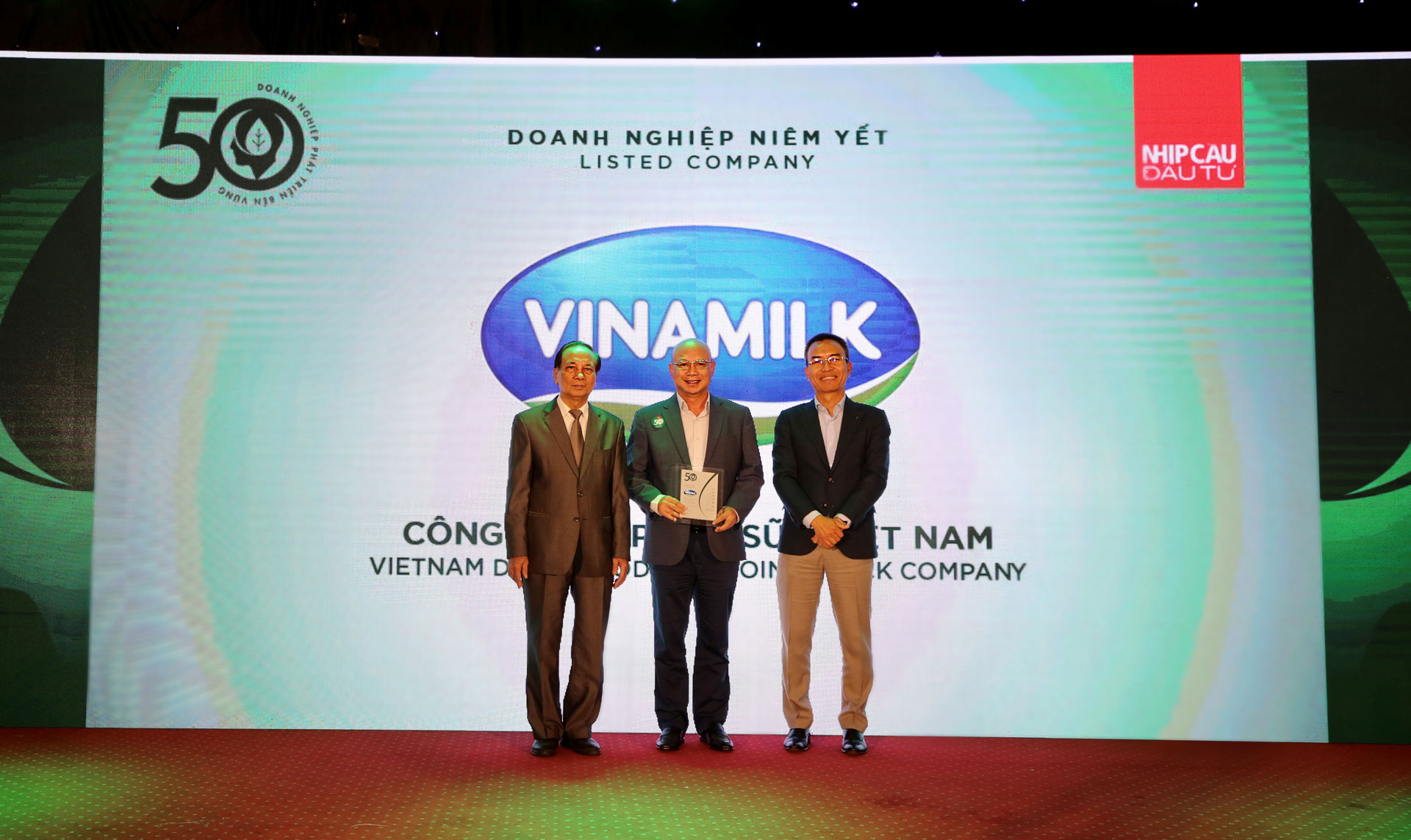 Vinamilk nhận Giải thưởng top 50 Doanh nghiệp phát triển bền vững 2022 1