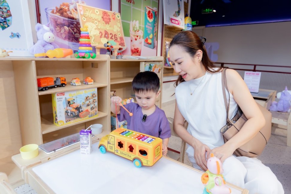 Mẹ cùng bé chơi trò chơi kích thích trí não