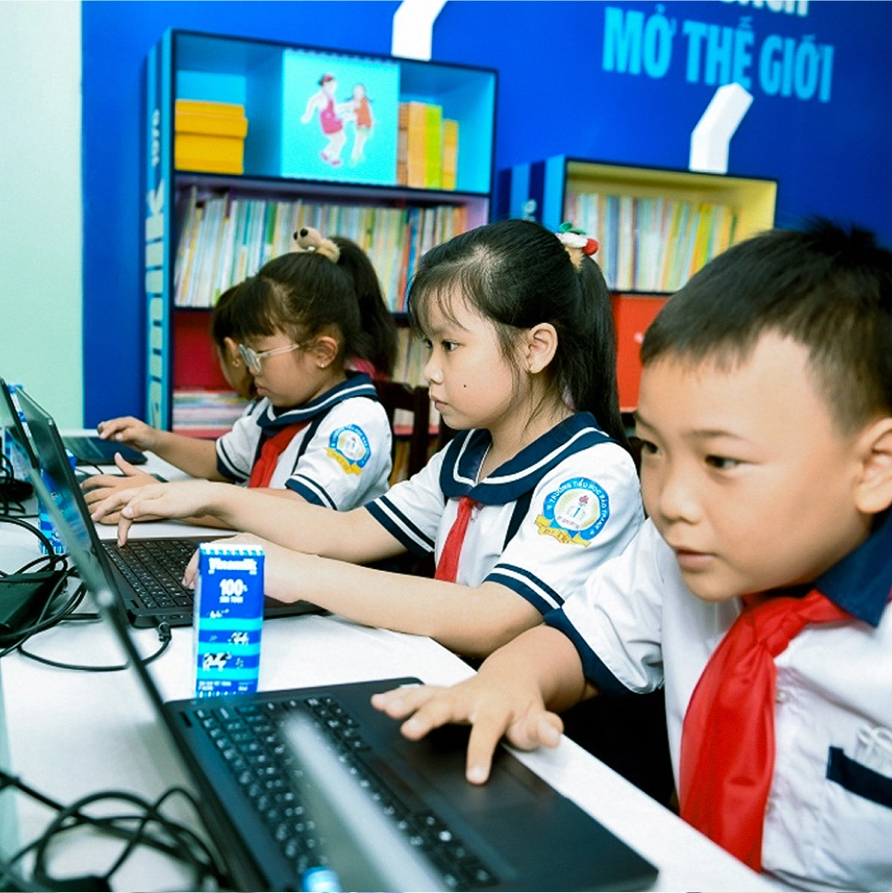 <p>Tủ sách “Vươn cao Việt Nam"</p>