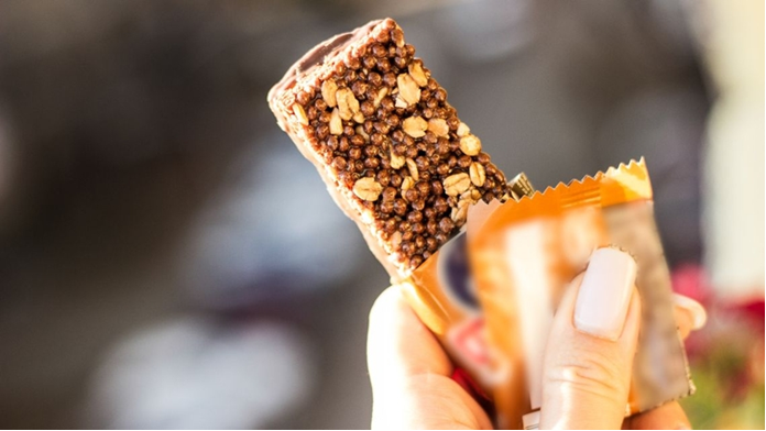 Bạn cũng có thể chọn mua thanh/snack giàu đạm làm quà tặng cho người tập gym