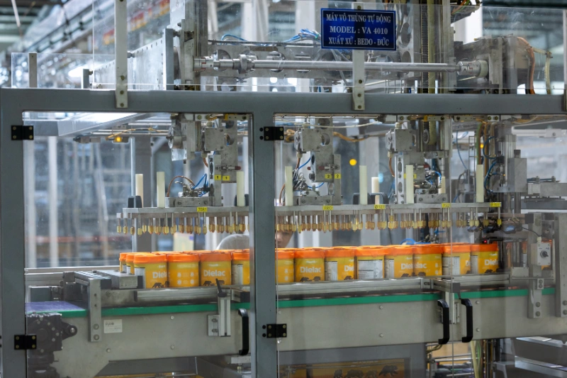Vinamilk đầu tư dây chuyền đóng lon tự động, đảm bảo quy trình được vận hành khép kín và tự động hóa